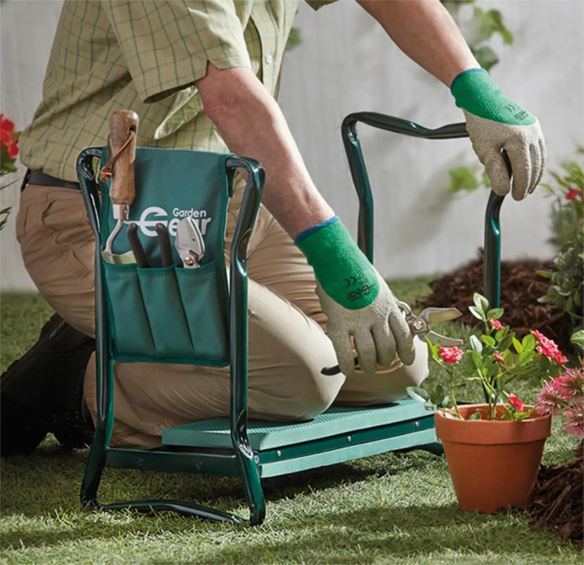Martin Eder - Alle, die lieber bequemer im Garten arbeiten möchten, bestellen sich diese Kniebank, denn sie erleichtert die Arbeit wirklich sehr.